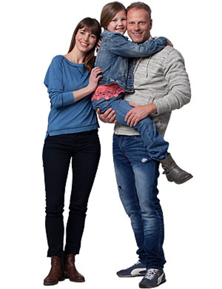 Einkommenssicherung - Mutter und Vater mit Tochter auf dem Arm