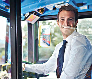 Berufshaftpflicht – lächelnder Busfahrer