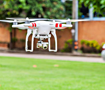 Drohnenversicherung - Drohne fliegt im Garten